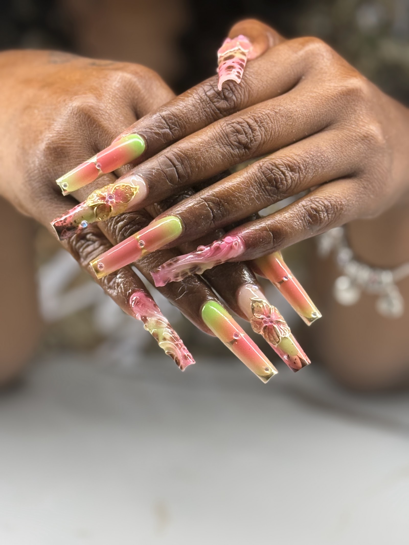 Omnia Nail Studio logo